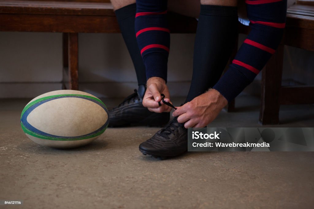 Geringen Teil der Rugby-Spieler, die Schuhe zu binden - Lizenzfrei Athlet Stock-Foto