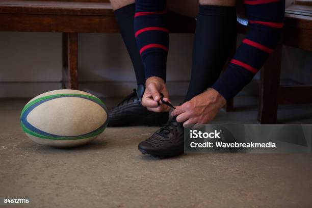 Geringen Teil Der Rugbyspieler Die Schuhe Zu Binden Stockfoto und mehr Bilder von Athlet