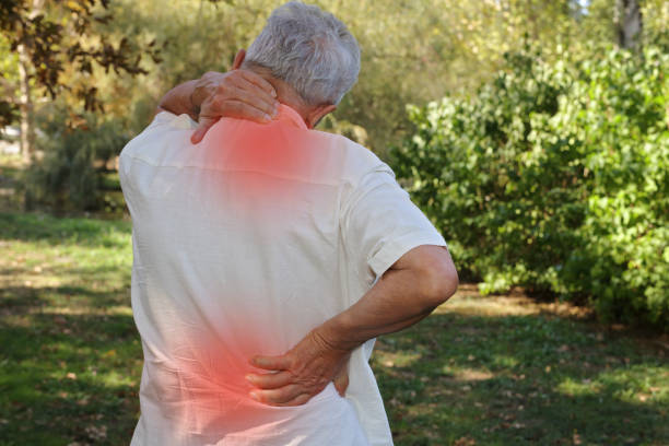 senior hombre padecer desde dolores de espalda. dolor alivio y cuidado de la salud concepto. - shoulder pain backache men fotografías e imágenes de stock