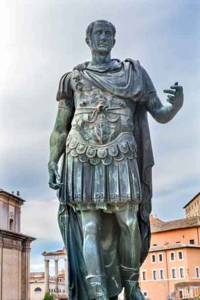 statua giulio cesare foro romano roma italia - caesar emperor rome stone foto e immagini stock