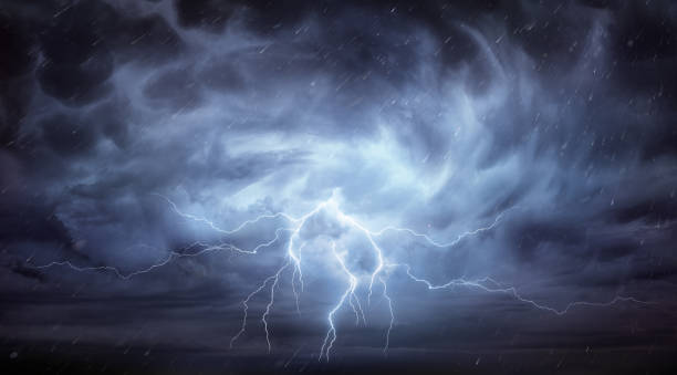 pluie et orage dans le ciel dramatique - éclair photos et images de collection