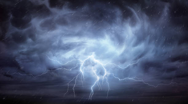 rain and thunderstorm in dramatic sky - trovão imagens e fotografias de stock