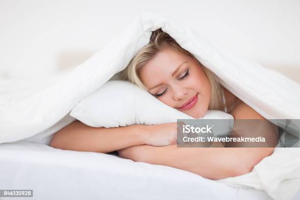 Blondine Die Ruhe Und Genießen Sie Ihr Kissen Stockfoto und mehr Bilder von Bettdecke - Bettdecke, Frauen, Eine Frau allein