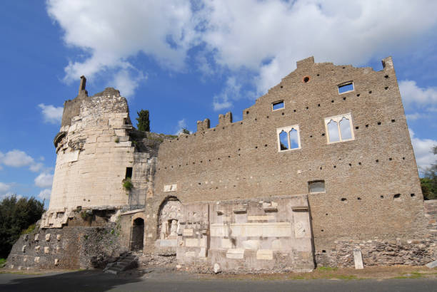 ruinas de la tumba de caecilia metella y castillo caetani - caecilia metella fotografías e imágenes de stock