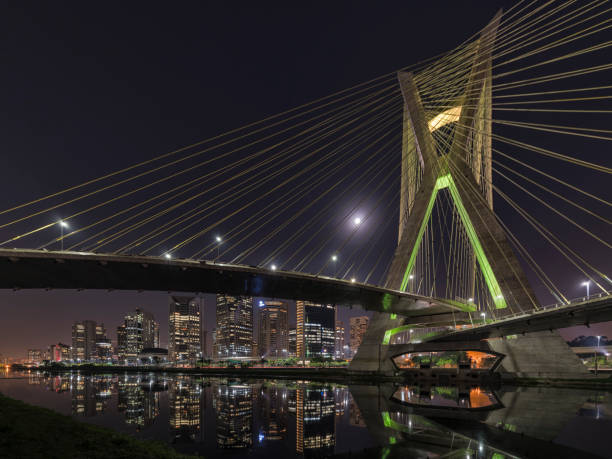 stadtansichten - business hauptstädte - são paulo, brasilien - blurred motion bridge business blue stock-fotos und bilder