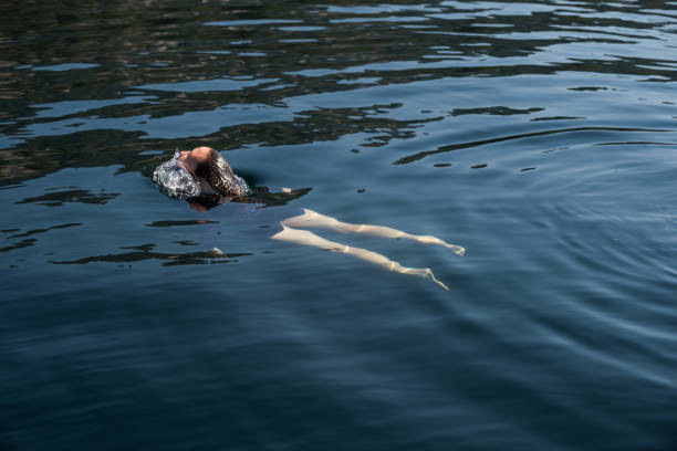 istock Beautiful woman waterskiing 846158674