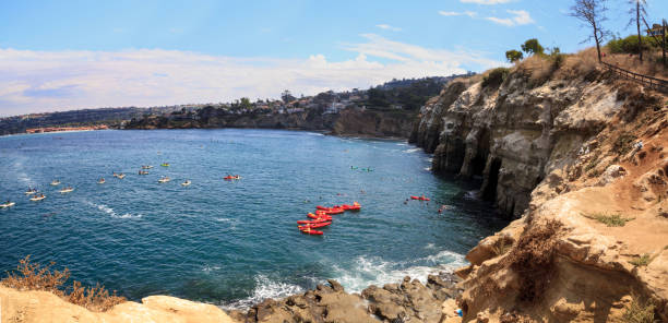 kayak vicino alle grotte costiere di la jolla cove - la jolla cove foto e immagini stock