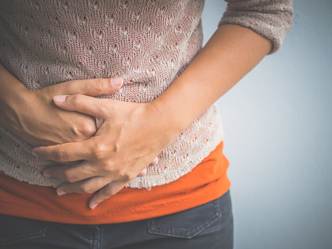 Mujer joven con dolor de estómago. Gastritis crónica. Concepto de hinchazón de abdomen. photo
