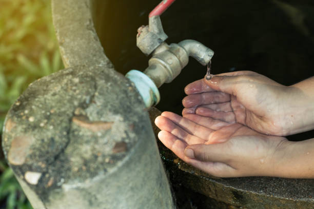 istock Child use hand the water frame to drink ,Water shortage concept. 846201988