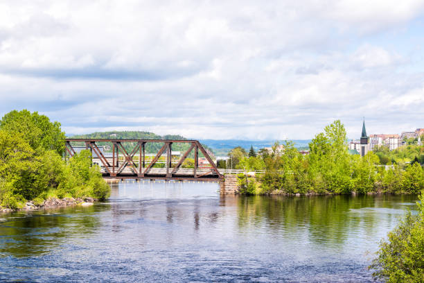 stadtbild oder skyline der stadt saguenay, kanadas in quebec mit chicoutimi fluss und wasser fließt im sommer mit rost rostigen brücke und kirche, kathedrale - chicoutimi travel locations nature city stock-fotos und bilder