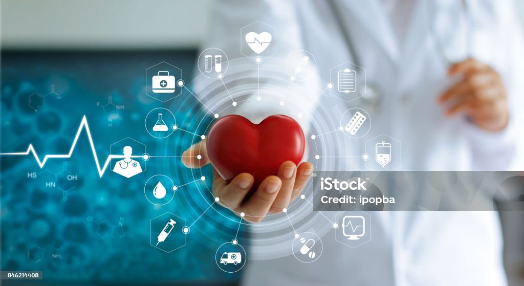 Arzt hält rotes Herzform in der hand und Symbol medizinisches Netzwerkverbindung mit modernen virtuellen Bildschirm-Schnittstelle im Labor, Medizintechnik-Netzwerk-Konzept - Lizenzfrei Messen Stock-Foto