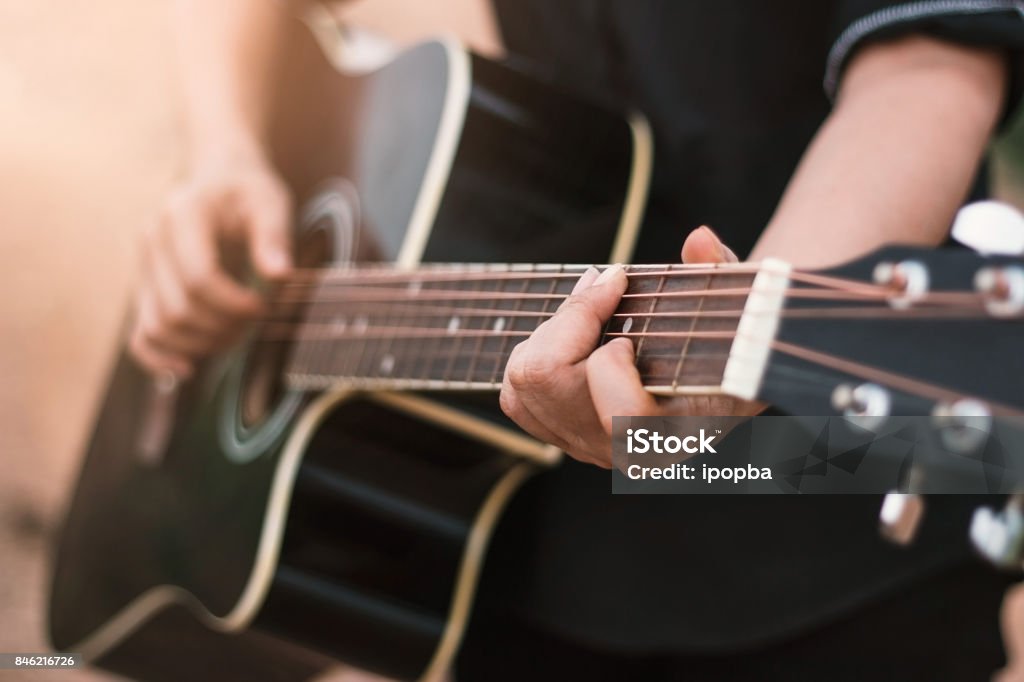 Cerca de guitarrista tocando la guitarra acústica, - Foto de stock de Evento en vivo libre de derechos