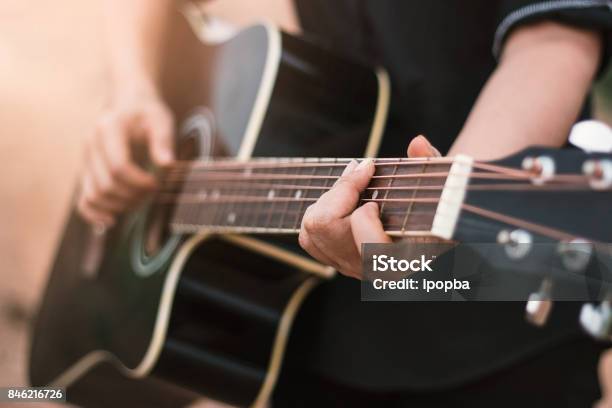 Cerca De Guitarrista Tocando La Guitarra Acústica Foto de stock y más banco de imágenes de Evento en vivo - Evento en vivo, Guitarra acústica, Músico