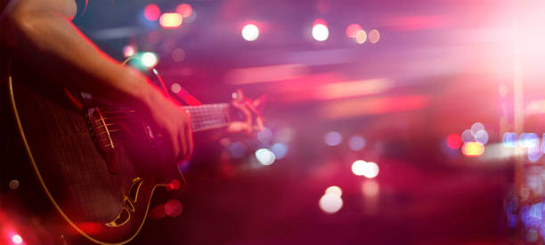 gitarrist auf der bühne für hintergrund, weiches und blur konzept - musikinstrument fotos stock-fotos und bilder