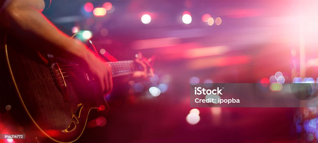 Chitarrista sul palco per background, concetto morbido e sfocato - Foto stock royalty-free di Gruppo musicale