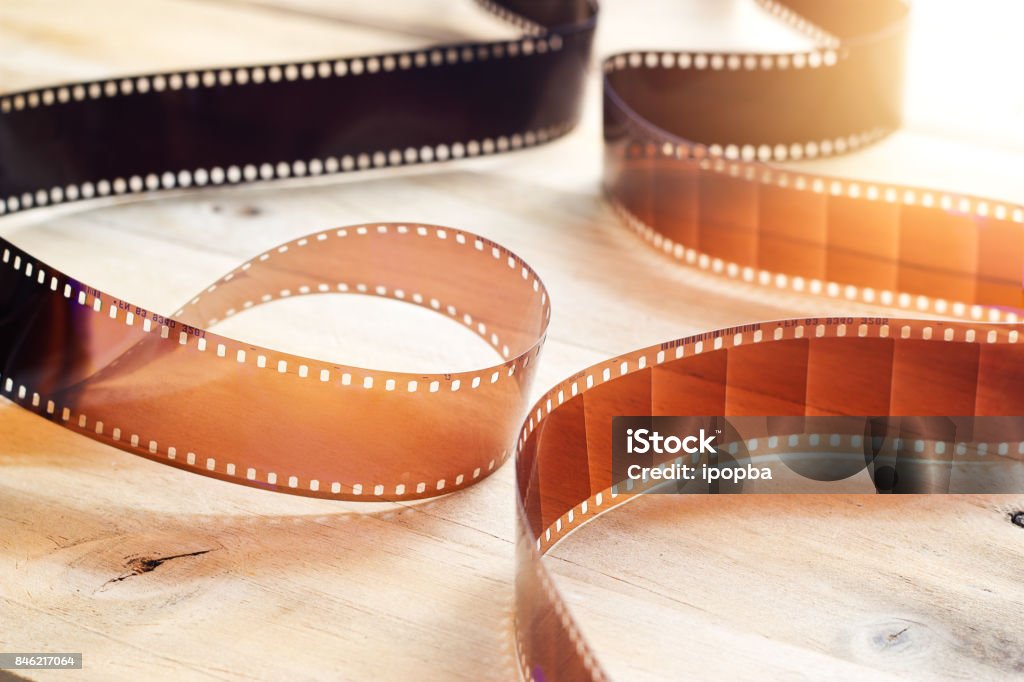 Tiras de película de película sobre fondo de madera - Foto de stock de Largometrajes libre de derechos