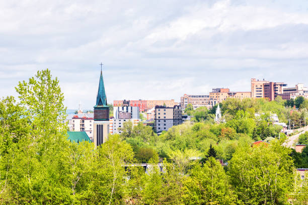 pejzaż miejski lub panoramę saguenay, kanada miasta w quebec w lecie z iglicą kościoła, wiele domów, budynków i zielonych drzew parkowych - chicoutimi travel locations nature city zdjęcia i obrazy z banku zdjęć