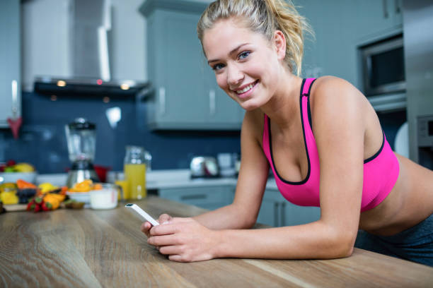 istock Fit girl sending text messages 846226164