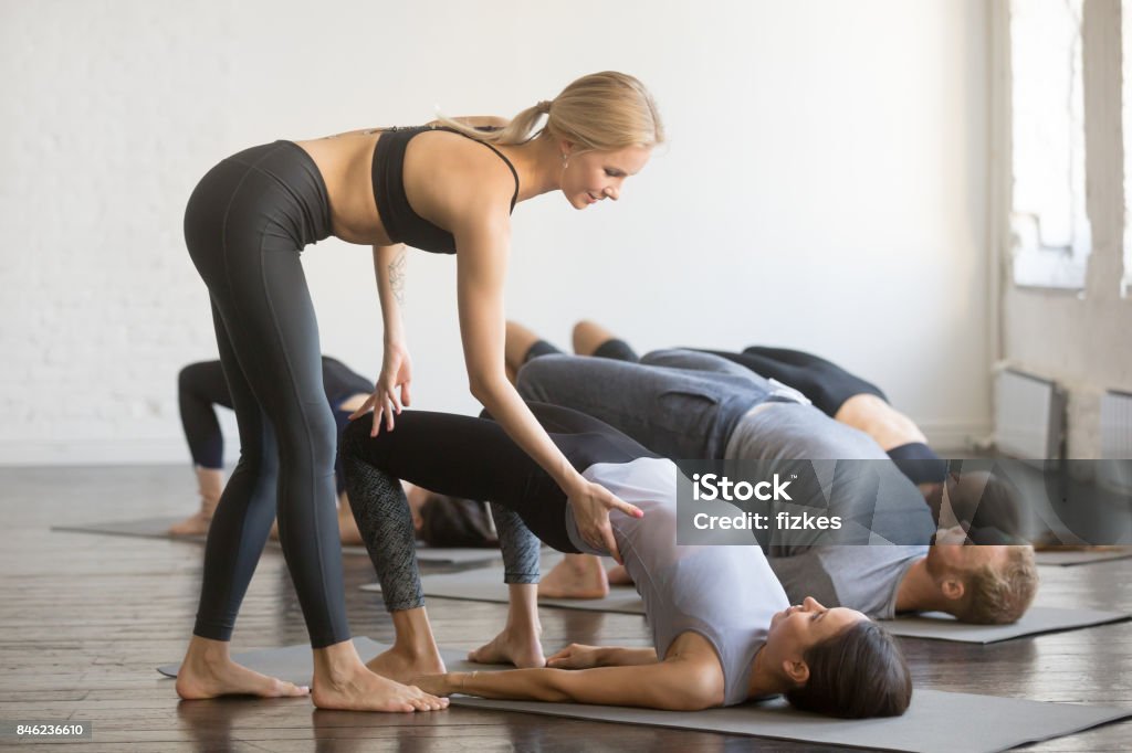 Gruppe der sportlichen Jugendlichen in Brücke stellen - Lizenzfrei Yoga Stock-Foto