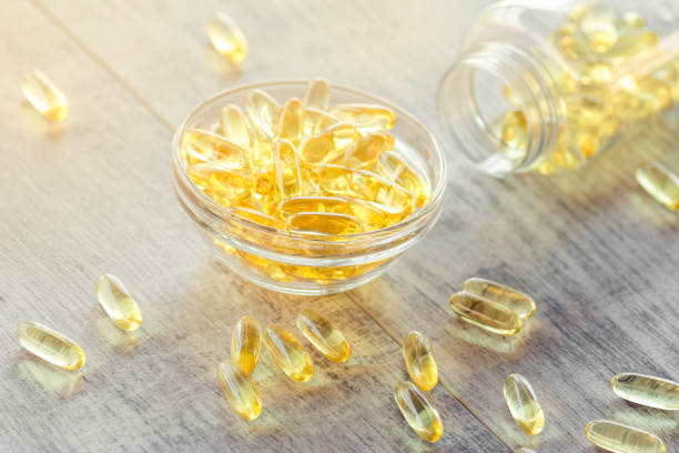 aceite de hígado de pescado omega 3 cápsulas de gel - vitamin e lecithin nutritional supplement vitamin pill fotografías e imágenes de stock