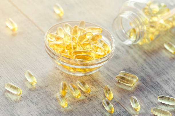 óleo de fígado de bacalhau omega 3 cápsulas de gel - capsule pill lecithin fish oil - fotografias e filmes do acervo