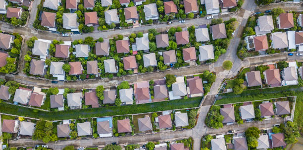 vista aérea de una típica de urbanización - aerial view building exterior suburb neighbor fotografías e imágenes de stock