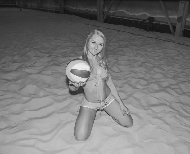 позирует с мячом, сидя на поле спортивной девушки, черно-белые - volleyball volleying block human hand стоковые фото и изображения