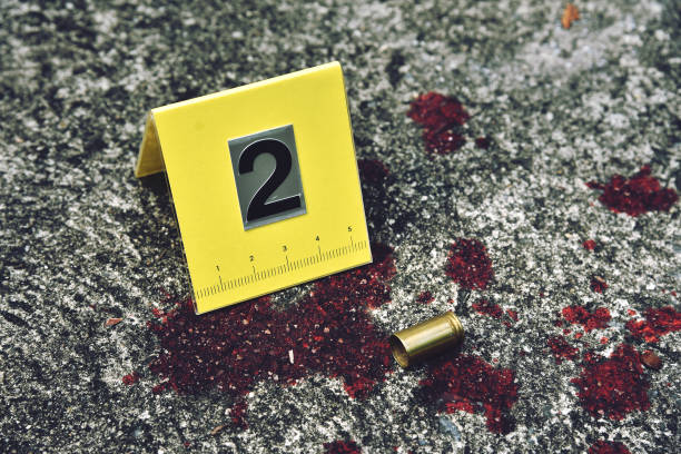 범죄 현장 조사, 지상에 범죄 표식에 대 한 총알 쉘 혈액 얼룩. (선택적 초점) - evidence marker 뉴스 사진 이미지
