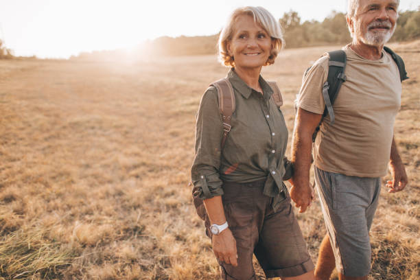 routards hauts - holding hands couple senior couple togetherness photos et images de collection