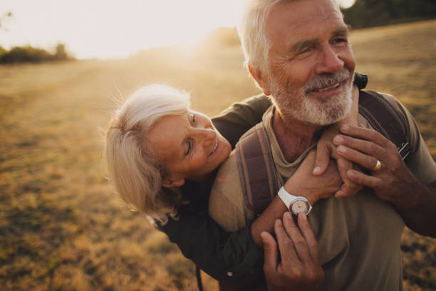 mayor sensibilidad - senior adult retirement couple happiness fotografías e imágenes de stock