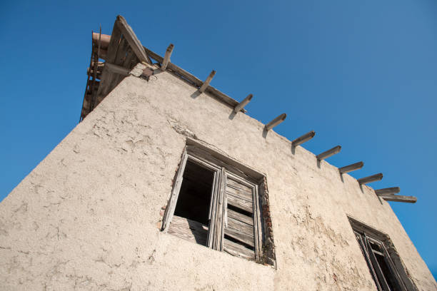 casa abandonada "n - 5549 fotografías e imágenes de stock