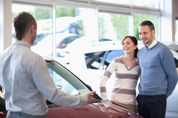 istock Smiling couple in a car shop 846330224
