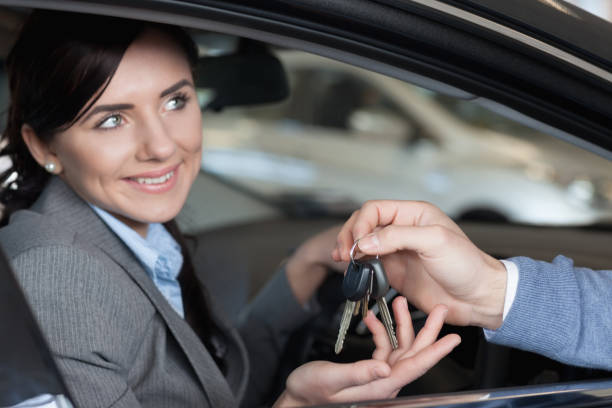 istock Smiling woman receiving keys from a man 846335132