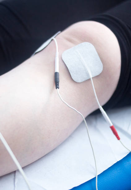 istock Physical therapy mecical clinic physiotherapy electrical impulse shock treatment for leg injury rehabilitation. 846342442