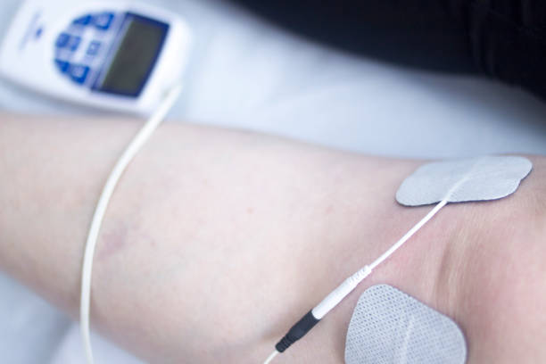 istock Physical therapy mecical clinic physiotherapy electrical impulse shock treatment for leg injury rehabilitation. 846342548