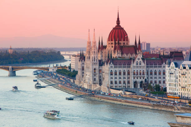 budapest, ungarische parlament im sonnenuntergang - budapest danube river river hungary stock-fotos und bilder