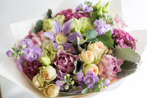 close-up florale komposition mit rosen und mischung blumen auf hellem hintergrund. - close up beauty in nature flower head flower stock-fotos und bilder