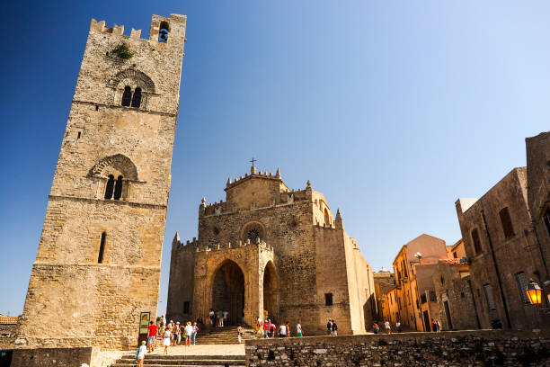 erice / italia - 18.09.2015: catedral de santa maria assunta de erice, sicilia, - erice fotografías e imágenes de stock