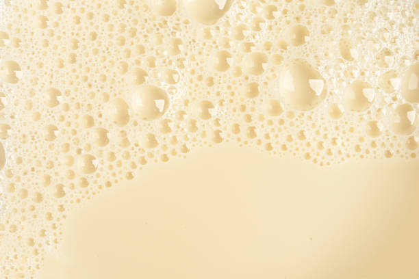 soja milch blase schaum hintergrund draufsicht hautnah - soymilk stock-fotos und bilder