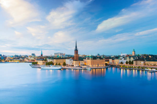 riddarholmen und gamla stan skyline in stockholm in der dämmerung, schweden - floodlight blue sky day stock-fotos und bilder