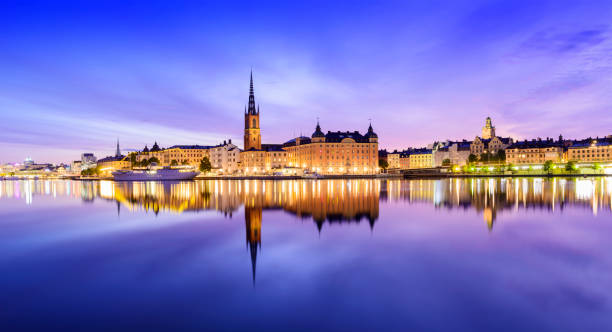 riddarholmen y skyline de gamla stan en estocolmo en el crepúsculo, suecia - riddarfjarden fotografías e imágenes de stock