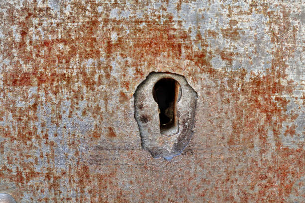 istock Grunge background - Keyhole in a rusty iron door 846358978