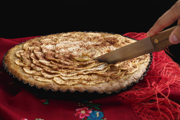 istock Apple tart lying on traditional Ukrainian headscarf 846366762