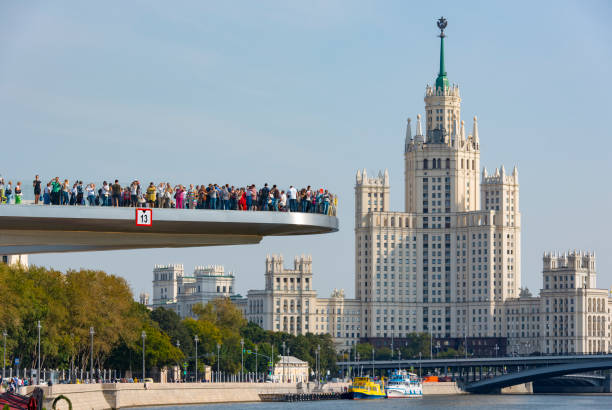 neue brücke über die moskwa fluss poryachiy brücke im zarjadje park in moskau - moscow russia russia river panoramic stock-fotos und bilder