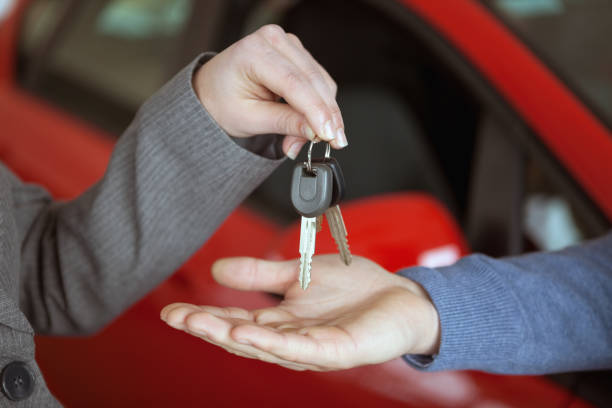 istock Person handing keys to someone else 846374774