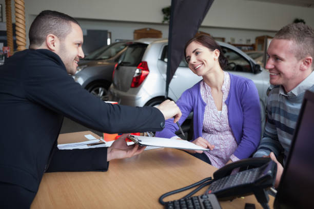 istock Salesman talking to a couple 846377242