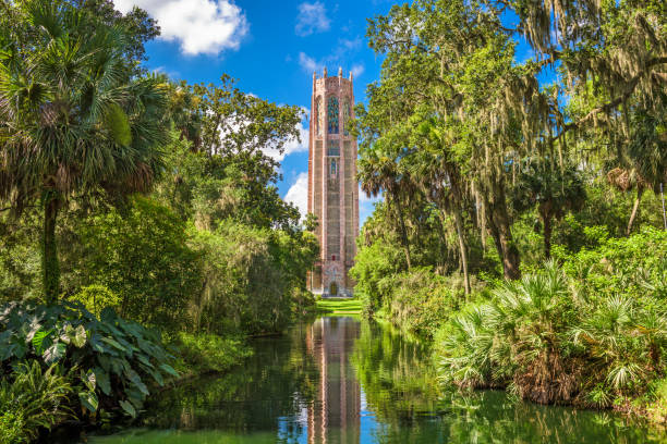 jardín y torre - torre fotografías e imágenes de stock