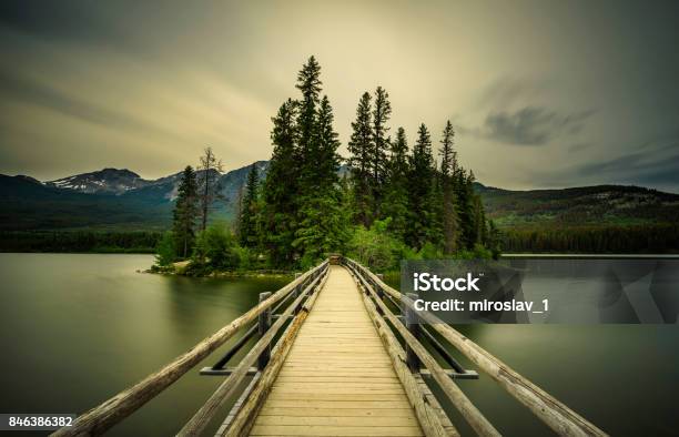 Photo libre de droit de Soirée Dété Froide Dans Le Lac De La Pyramide Et La Petite Île De Pyramide Dans Le Parc National De Jasper banque d'images et plus d'images libres de droit de Voie piétonne