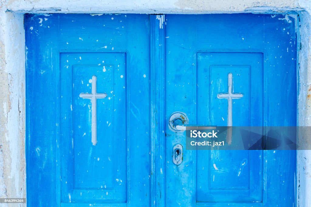Cruz Tallada En La Puerta De La Iglesia Ortodoxa En Oia Santorini Foto de  stock y más banco de imágenes de Grecia - Europa del sur - iStock