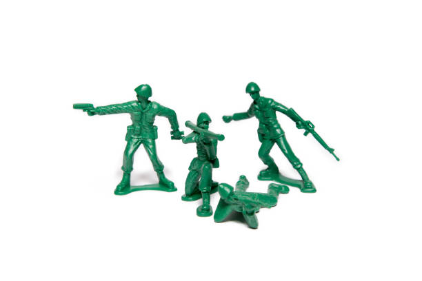 soldaditos plástico verdes - army men fotografías e imágenes de stock